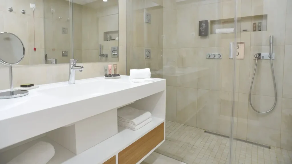 Caloura Hotel Resort bathroom